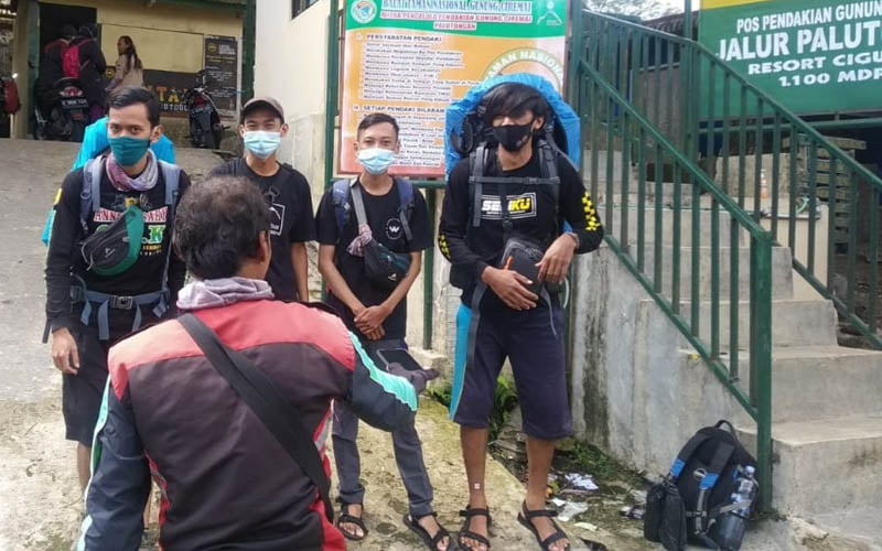 Sejumlah pendaki tengah bersiap-siap di pintu masuk Jalur Palutungan, Kecamatan Cigugur, Kabupaten Kuningan./Bisnis-Hakim Baihaki