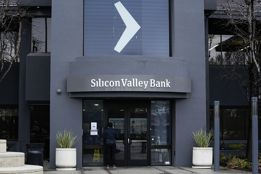 Nasabah mencoba membuka pintu kantor pusat Silicon Valley Bank di Santa Clara, California, AS, Jumat (10/3/2023). /Bloomberg-Philip Pacheco