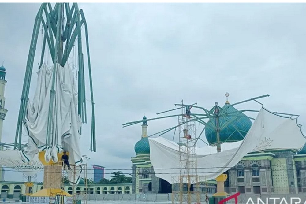 Payung Elektrik Raksasa Masjid Annur Pekanbaru Rusak Dihantam Angin Kencang