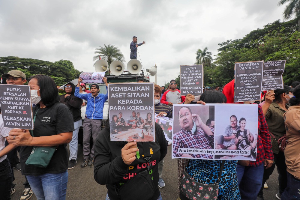 Massa melakukan aksi unjuk rasa kasus KSP Indosurya di Kawasan Patung Kuda, Jakarta, Kamis (2/2). Aksi ini digelar untuk menuntut pengusutan kasus penipuan dan penggelapan dana Koperasi Simpan Pinjam (KSP) Indosurya oleh pendirinya, Henry Surya, yang dinilai telah merugikan sekitar 23.000 korban dengan nilai kerugian mencapai Rp 106 triliun/JIBI/Bisnis/Himawan L Nugraha