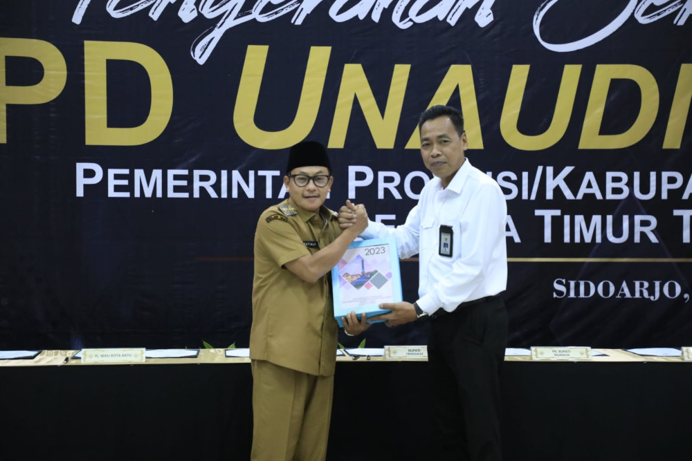 Wali Kota Malang, Sutiaji (kiri) menyerahkan LKPD 2022 pada Kepala Perwakilan BPK Provinsi Jawa Timur, Karyadi./Ist