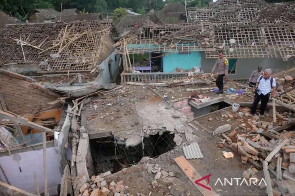 Polisi memeriksa lokasi ledakan bahan petasan di Dusun Junjungan, Giriwarno, Kaliangkrik, Magelang, Jawa Tengah, Senin (27/3/2023). Ledakan bahan petasan yang terjadi pada Minggu (26/3) pukul 20.00 WIB tersebut mengakibatkan seorang meninggal dunia, tiga orang luka-luka, dan belasan rumah rusak./Antara-Anis Efizudin.
