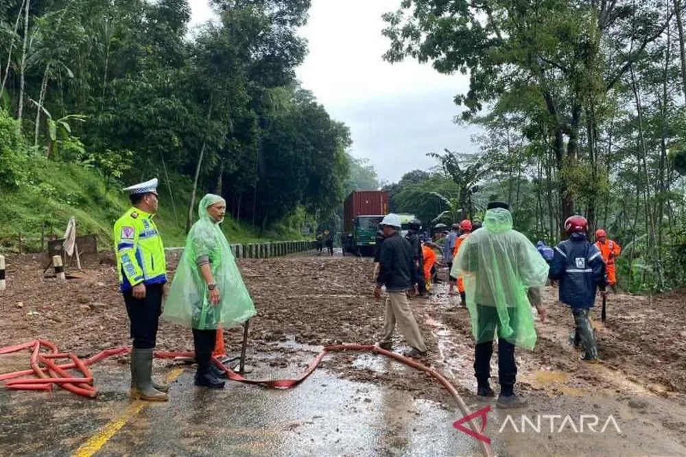  Longsor Sempat Tutup Jalan Yogyakarta-Semarang