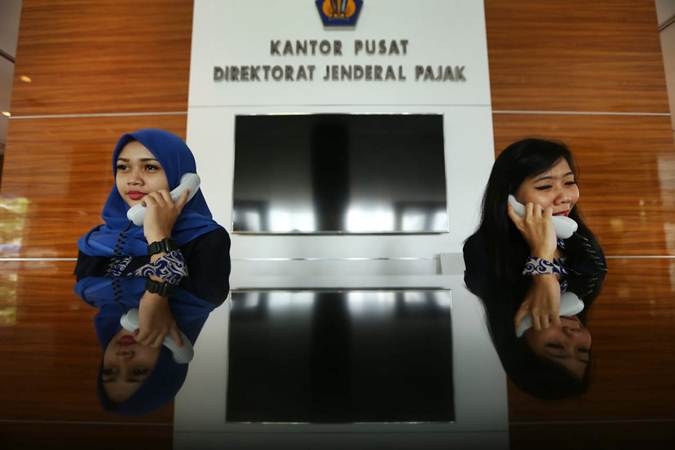 Karyawan berkomunikasi di kantor pusat Direktorat Jenderal Pajak di Jakarta, Senin (10/6/2019)./Bisnis-Nurul Hidayat