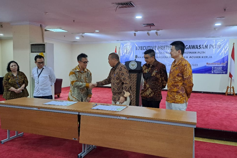 PT ThorCon Power Indonesia (PT TPI) bersama dengan  Badan Pengawas Tenaga Nuklir (Bapeten) menandatangani perencanaan konsultasi pengembangan Thorium Molten Salt Reactor (TMSR) 500 megawatt (MW) di Kantor Bapeten, Jakarta, Selasa (28/3/2023)/Bisnis-Nyoman Ary Wahyudi