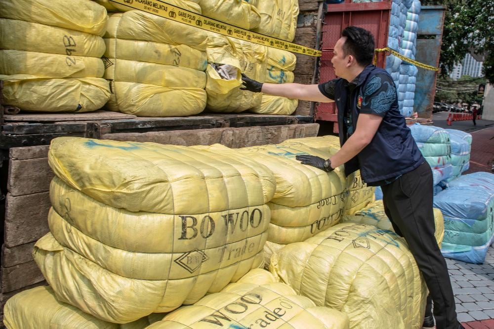  AKSES : Pedagang Kecil Pakaian Bekas Kena Sanksi, Mafianya Bebas