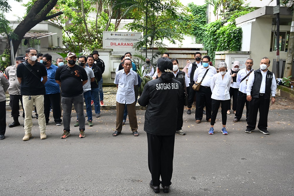 Satgas BLBI menyita salah satu aset milik obligor Trijono Gondokusumo di kawasan Simprug, Kebayoran Lama, Jakarta Selatan pada Senin (10/10/2022). - Dok. Satgas BLBI
