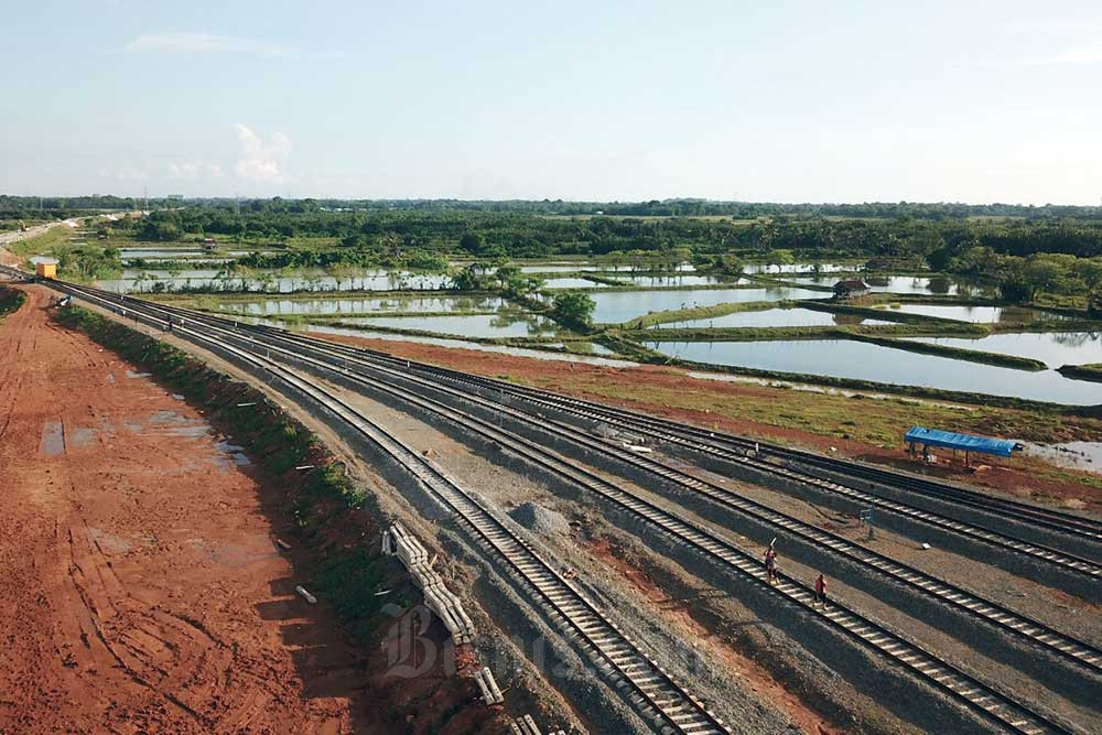 Suasana pembangunan rel dan infrastruktur kereta api Sulawesi Selatan dalam proses pembangunan di Kabupaten Maros, Sulawesi Selatan, Selasa (28/6/2022). Bisnis/Paulus Tandi Bone