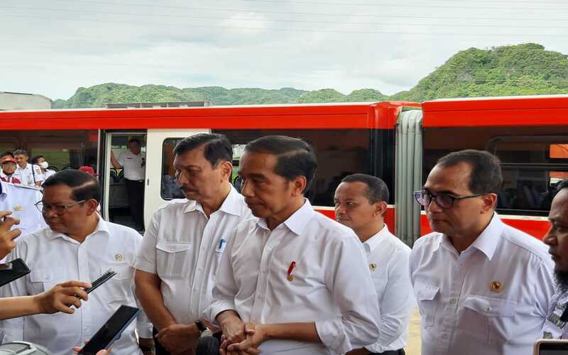 Presiden RI Joko Widodo saat mengunjungi Stasiun Rammang-Rammang di Maros usai meresmikan KA Makassar - Parepare./Bisnis-Nugroho Nafika Kassa
