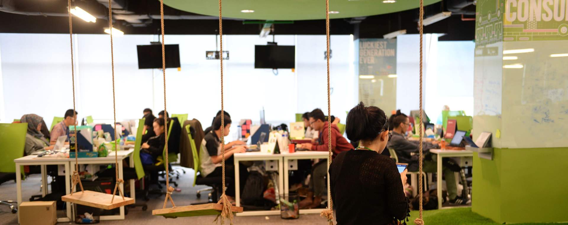 Karyawan bekerja di sebuah kantor startup di Jakarta. /Bloomberg.