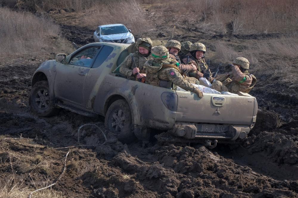 Anggota pelayanan Ukraina mengendarai kendaraan militer, di tengah serangan Rusia di Ukraina, dekat kota garis depan Bakhmut, wilayah Donetsk, Ukraina 3 Maret 2023. REUTERS/Alex Babenko