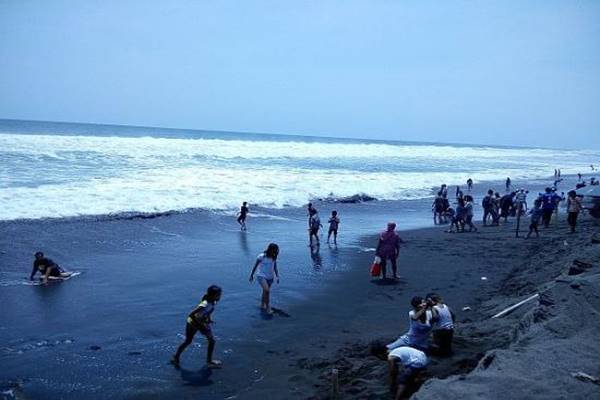 BMKG Minta Warga Jateng Berhai-hati Saat Ngabuburit di Pantai
