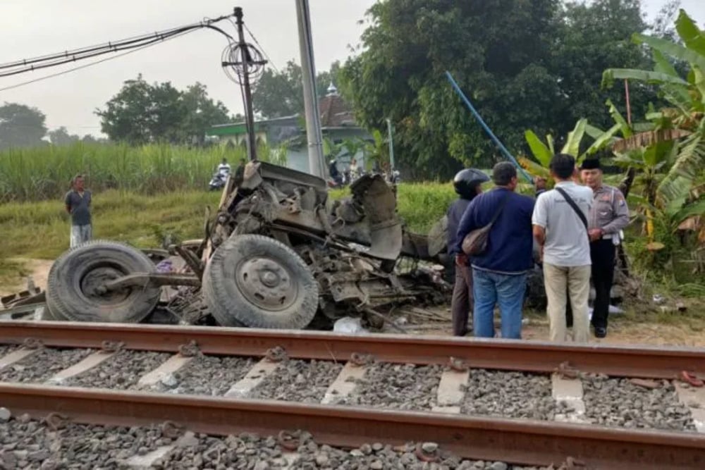  Truk Gandeng Tertabrak KA Turangga di Jombang