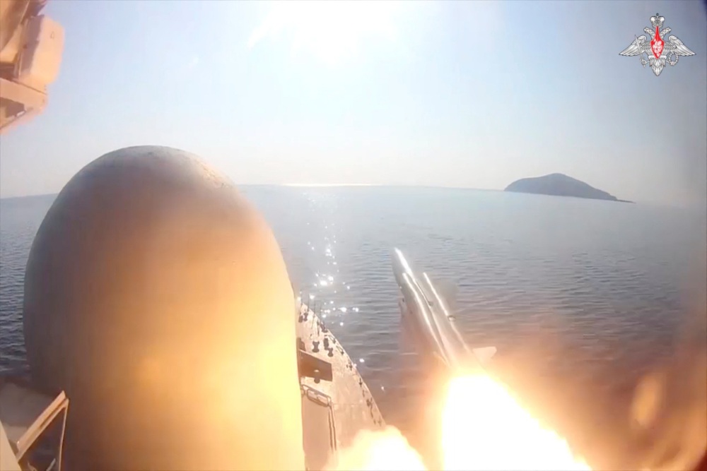 Kementerian Pertahanan Rusia merilis foto kapal rudal Armada Pasifik Rusia menembakkan rudal jelajah Moskit ke target laut tiruan musuh di perairan Laut Jepang, pada Selasa (28/3/2023). Kementerian Pertahanan Rusia/Handout via REUTERS 