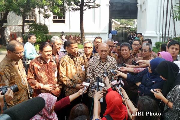  Momen Menteri Teten Disoraki Pedagang Pakaian Bekas di Pasar Senen