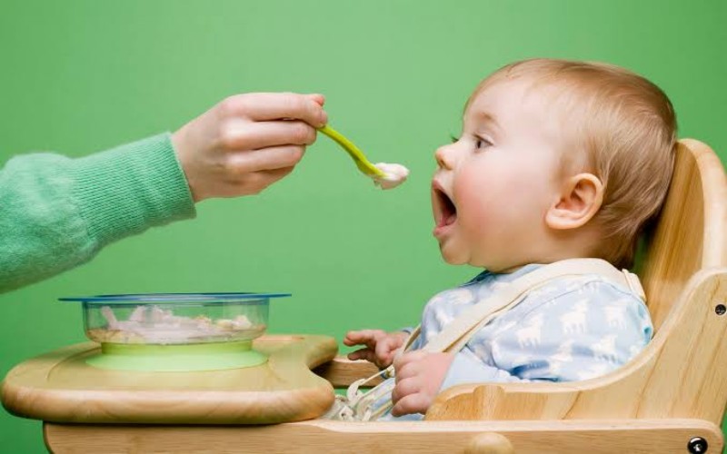 Ilustrasi bayi makan