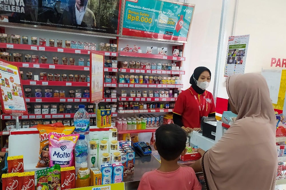 Pelanggan yang tengah bertansaksi di salah satu gerai Alfamart PT Sumber Alfaria Trijaya (AMRT) . JIBI/Bisnis/Abdurachman. 