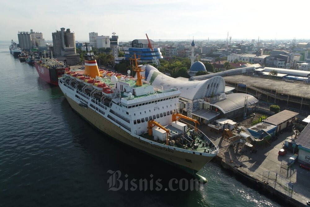 Foto udara kapal KM Bukit Siguntang di Pelabuhan Makassar, Sulawesi Selatan (11/9/2022). KM Bukit Siguntang mengangkut 1204 penumpang dan 2 ton general kargo. Bisnis - Adam