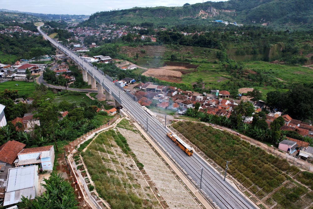 Foto udara proyek Kereta Cepat Jakarta-Bandung (KCJB) di kawasan Padalarang, Kabupaten Bandung Barat, Jawa Barat, Senin (6/2/2023). Bisnis/Rachman