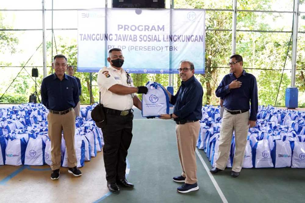  PTPP Bagikan Paket Sembako Gratis untuk Para Pekerja dan Selenggarakan Program Safari Ramadan