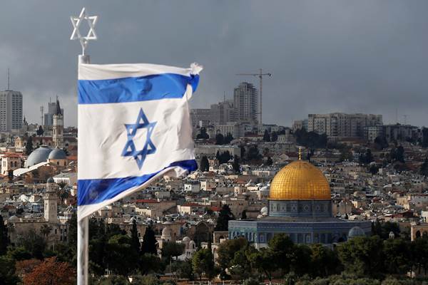 Bendera Israel terlihat di dekat Dome of the Rock, yang terletak di Kota Tua Yerusalem./Reuters