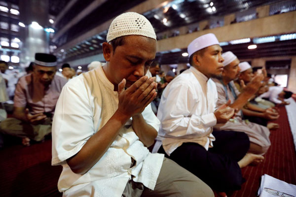 Ilustrasi jemaah berdoa setelah melaksanakan salat/Reuters-Willy Kurniawan