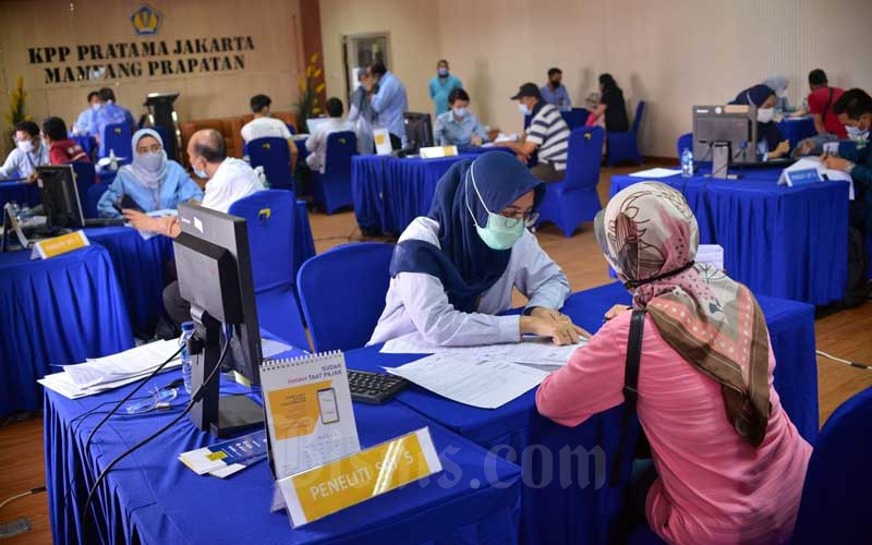 Wajib pajak melaporkan surat pemberitahuan tahunan (SPT) Pajak di Kantor Pajak Pratama (KPP) Mampang Prapatan, Jakarta, Rabu (31/3/2021). Bisnis/Fanny Kusumawardhani