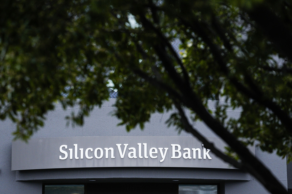 Logo Silicon Valley Bank di kantor pusat yang berlokasi di Santa Clara, California, AS, Jumat (10/3/2023). /Bloomberg-Philip Pacheco
