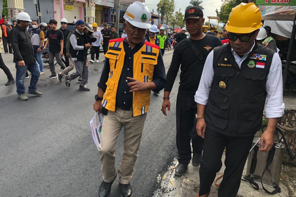 Gubernur Jawa Barat Ridwan Kamil mengecek perbaikan jalan