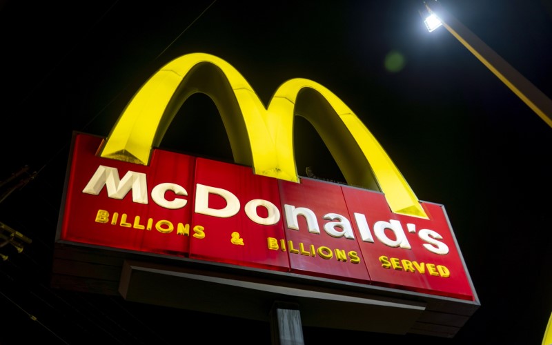 Papan tanda menyala pada malam hari di restoran McDonalds Corp. di Los Angeles, California, AS/Bloomberg-Kyle Grillot
