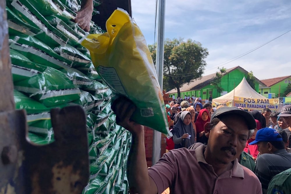  400 Ton Beras Medium Didistribusikan di Kabupaten Cirebon