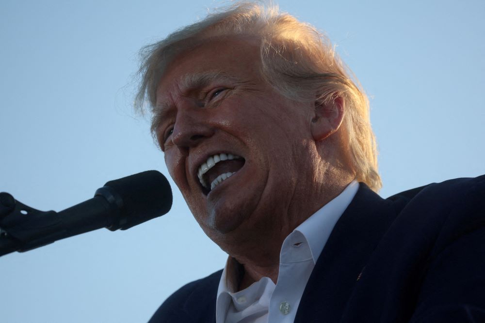 Mantan Presiden AS Donald Trump berbicara dalam rapat umum kampanye pertamanya setelah mengumumkan pencalonan dirinya sebagai presiden AS pada Pemilu 2024 dalam sebuah acara di Waco, Texas, AS, 25 Maret 2023./Reuters-Leah Millis