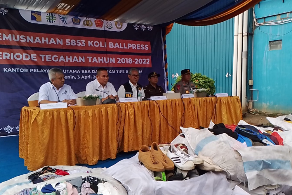  Bea Cukai Bakar Pakaian Bekas Senilai Rp17,4 Miliar di Batam