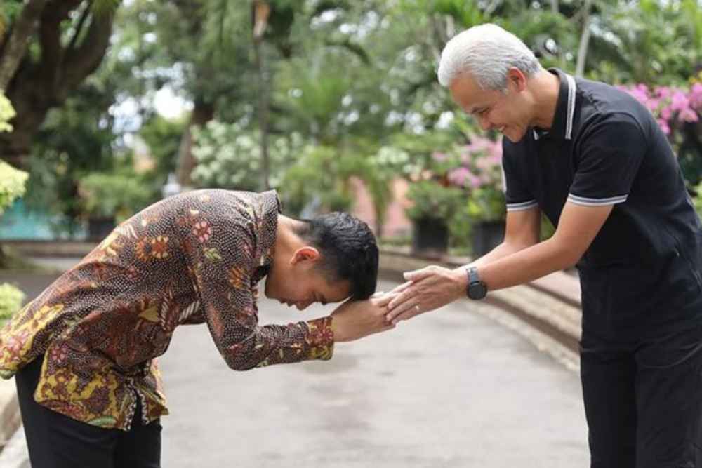  Viral Gibran Cium Tangan Ganjar, Buntut Beda Sikap soal Israel di Piala Dunia U-20?