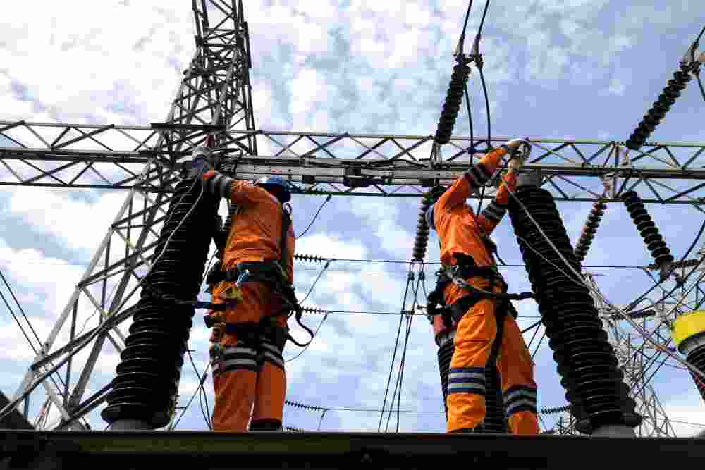 Petugas PLN melakukan pemeliharaan jaringan listrik untuk menyuplai kebutuhan listrik kawasan industri SIER Surabaya./Dok. PLN