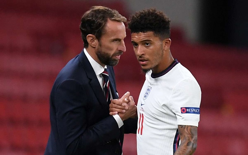 Pelatih Inggris, Gareth Southgate dan Jadon Sancho/Goal