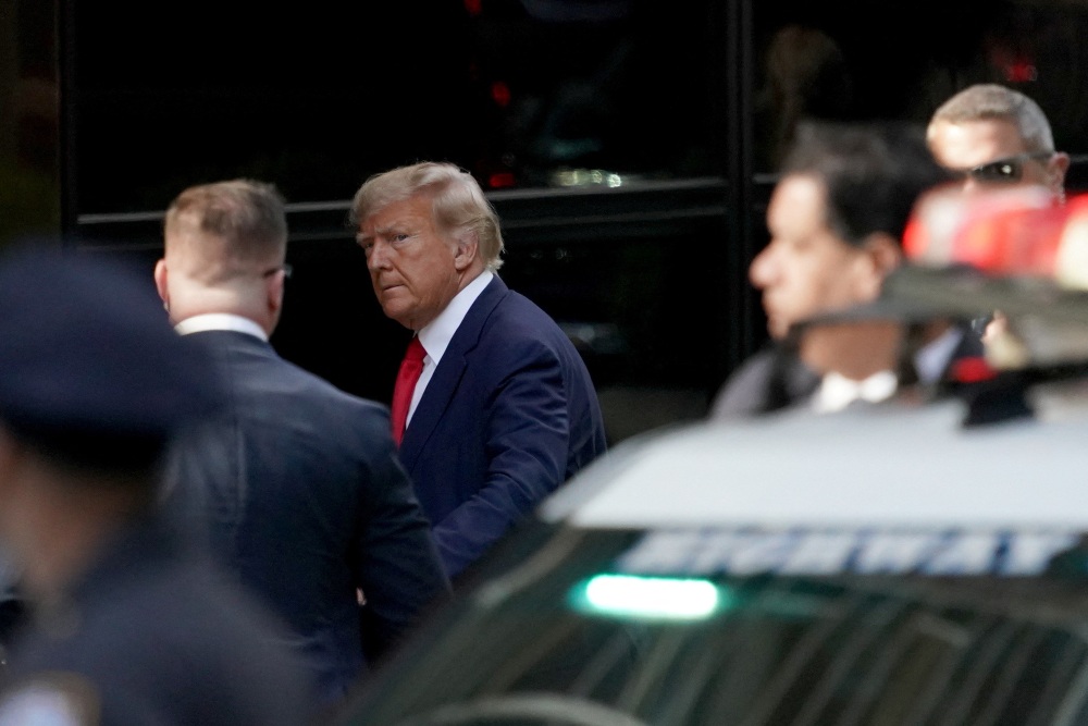 Mantan Presiden Amerika Serikat (AS) Donald Trump berjalan ke Trump Tower di Manhattan pada Senin (3 April 2023) setelah tiba di New York City sebelum menghadapi dakwaan yang berasal dari penyelidikan atas uang suap yang dibayarkan kepada bintang porno./Reuters