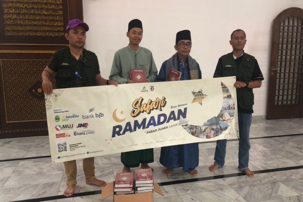  Tim Safari Ramadan Bisnis Indonesia Wakafkan Ratusan Al-Quran di Pangandaran