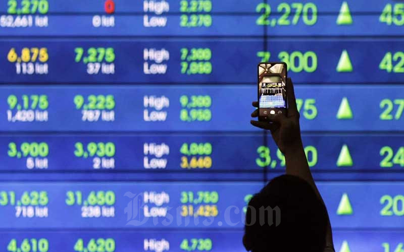 Karyawan beraktifitas di dekat layar pergerakan Indeks Harga Saham Gabungan (IHSG) di Bursa Efek Indonesia, Jakarta, Selasa (8/9/2020). Bisnis/Himawan L Nugraha