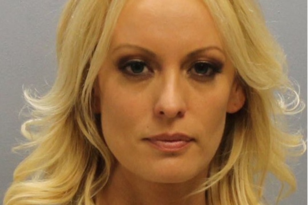 Stormy Daniels, yang bernama asli Stephanie Clifford, bintang film dewasa yang mengaku berselingkuh dengan Donald Trump sebelum menjadi Presiden Amerika Serikat (AS), ditampilkan dalam foto yang dirilis Kantor Sheriff Franklin County, Columbus, Ohio, AS, 12 Juli , 2018. Courtesy Franklin County Sheriffs Office/Handout via REUTERS