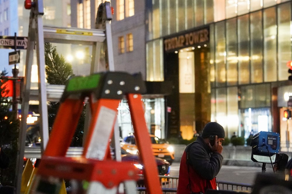 Awak media menunggu di luar Trump Tower setelah mantan Presiden Amerika Serikat (AS) Donald Trump didakwa oleh Dewan Juri Manhattan menyusul penyelidikan atas uang tutup mulut yang dibayarkan kepada bintang porno Stormy Daniels di New York City, AS, 3 April 2023. REUTERS/Bing Guan