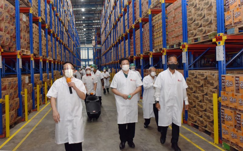 Dalam upaya menjaga aktivitas sektor manufaktur makanan dan minuman, Menteri Perindustrian Agus Gumiwang melakukan kunjungan kerja ke pabrik PT Mayora Indah Tbk di Jl Jayanti 1 di Balaraja, Tangerang, Banten (18/9/2020). /Kemenperin