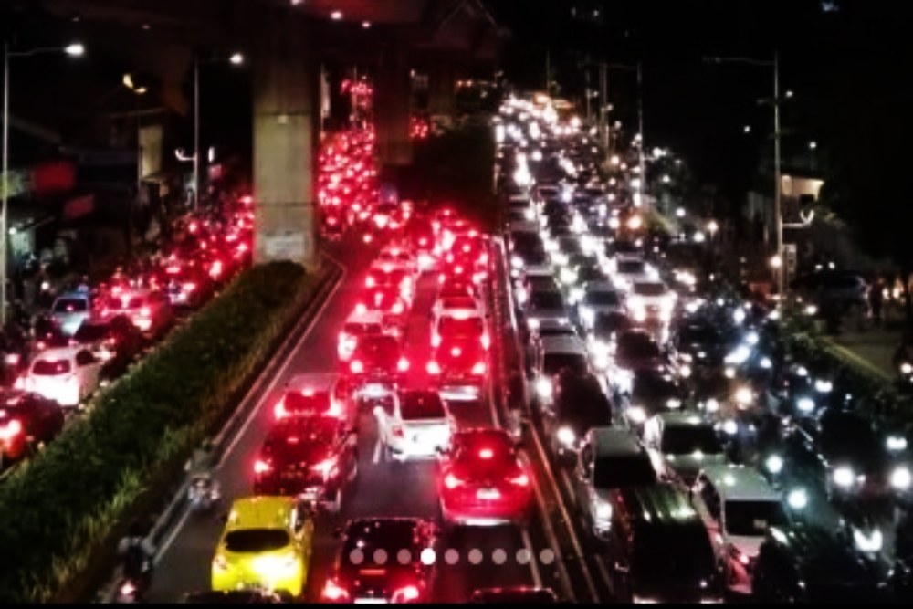 Kemacetan lalu lintas di Jalan Satrio Kuningan Jakarta Selatan pada Selasa (28/2/2023) malam./Instagram @jktinfo