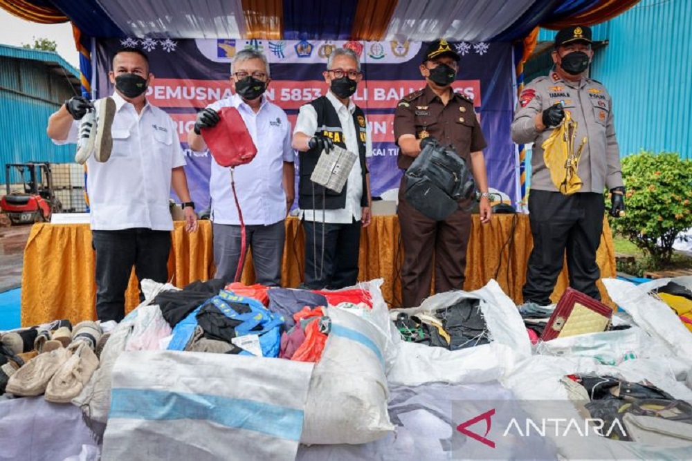 Suasana pemusnahan pakaian, sepatu dan tas ilegal di Batam, Senin (3/4/2023). ANTARA/HO-KemenKopUKM.