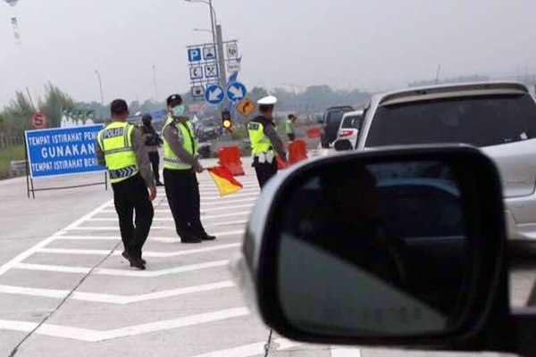 Rest area jalan tol Cikopo-Palimanan km 86 ditutup karena penuh./JIBI-Abdullah Azzam 