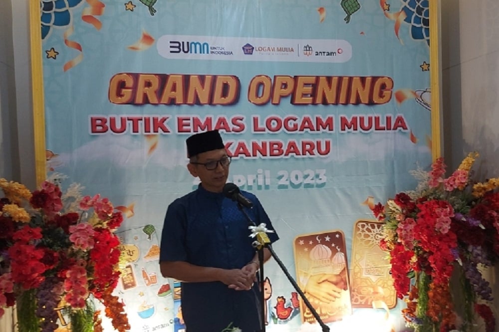 GM Logam Mulia Bisnis Unit Purwanto saat membuka Butik Emas Antam di Kota Pekanbaru, Selasa (4/4/2023). /Bisnis-Arif Gunawan.