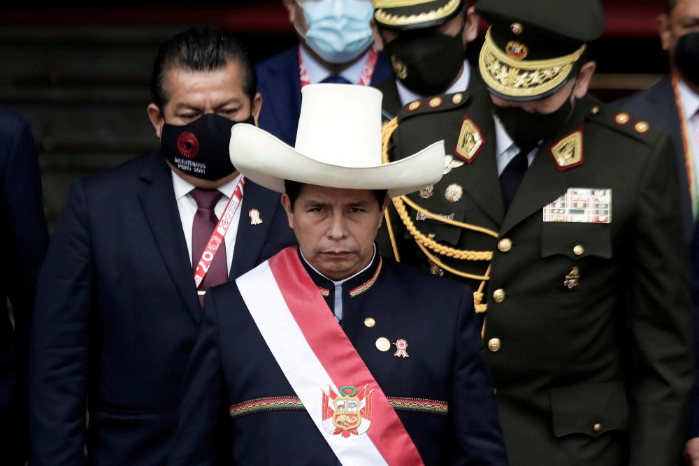 Presiden Peru Pedro Castillo keluar dari Kongres setelah upacara pelantikannya, di Lima, Peru 28 Juli 2021. REUTERS/Angela Ponce/File Foto
