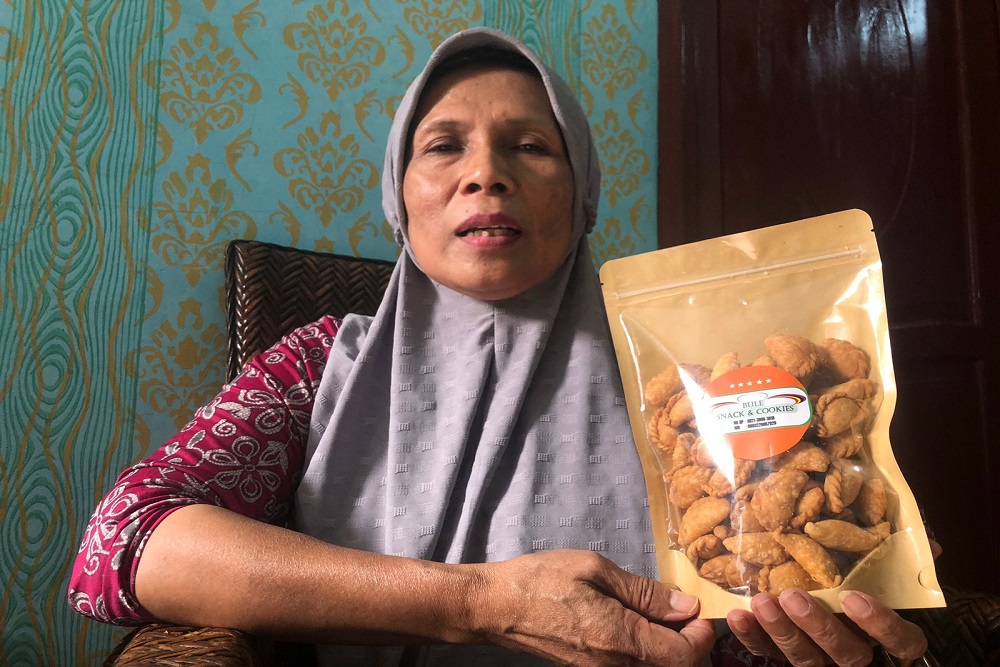 Teti Sumiati (60), pelaku UMKM kue kering di Kelurahan Kota Kulon, Kecamatan Garut Kota, Kabupaten Garut. Bisnis
