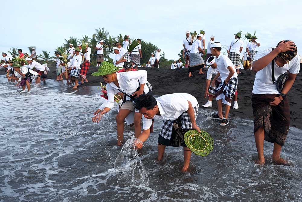  Warga di Bali Ikuti Tradisi Tek-Tekan Saat Prosesi Upacara Melasti Kedasa