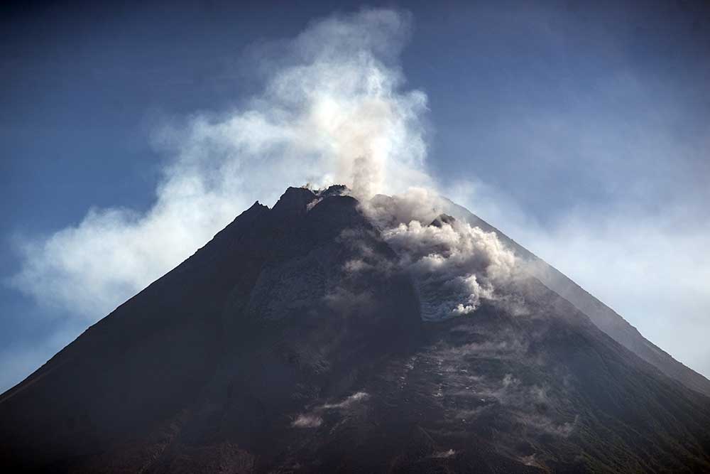  Gunung Merapi Kembali Keluarkan Guguran Lava Dengan Jarak Luncur 1.500 Meter